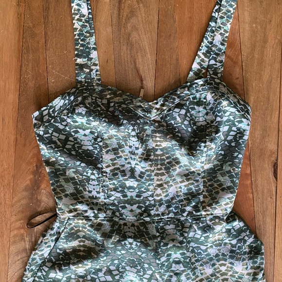 Guess wide leg jumpsuit with open back, size S. - Picture 6 of 7